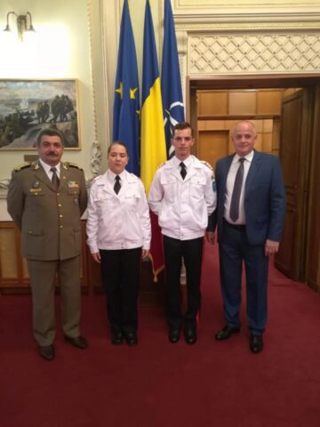 Elevii, alături de reprezentanți ai liceului Sursa: MApN