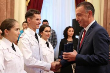Cei doi șefi de promoție au fost premiați de ministrul Apărării Naționale Sursa: MApN
