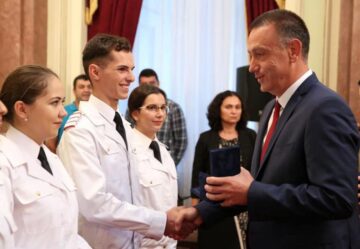 Cei doi șefi de promoție au fost premiați de ministrul Apărării Naționale Sursa: MApN