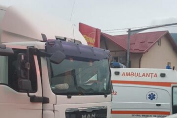 Autoutilitara a pătruns pe contrasens și a intrat în coliziune cu un autocamion Man