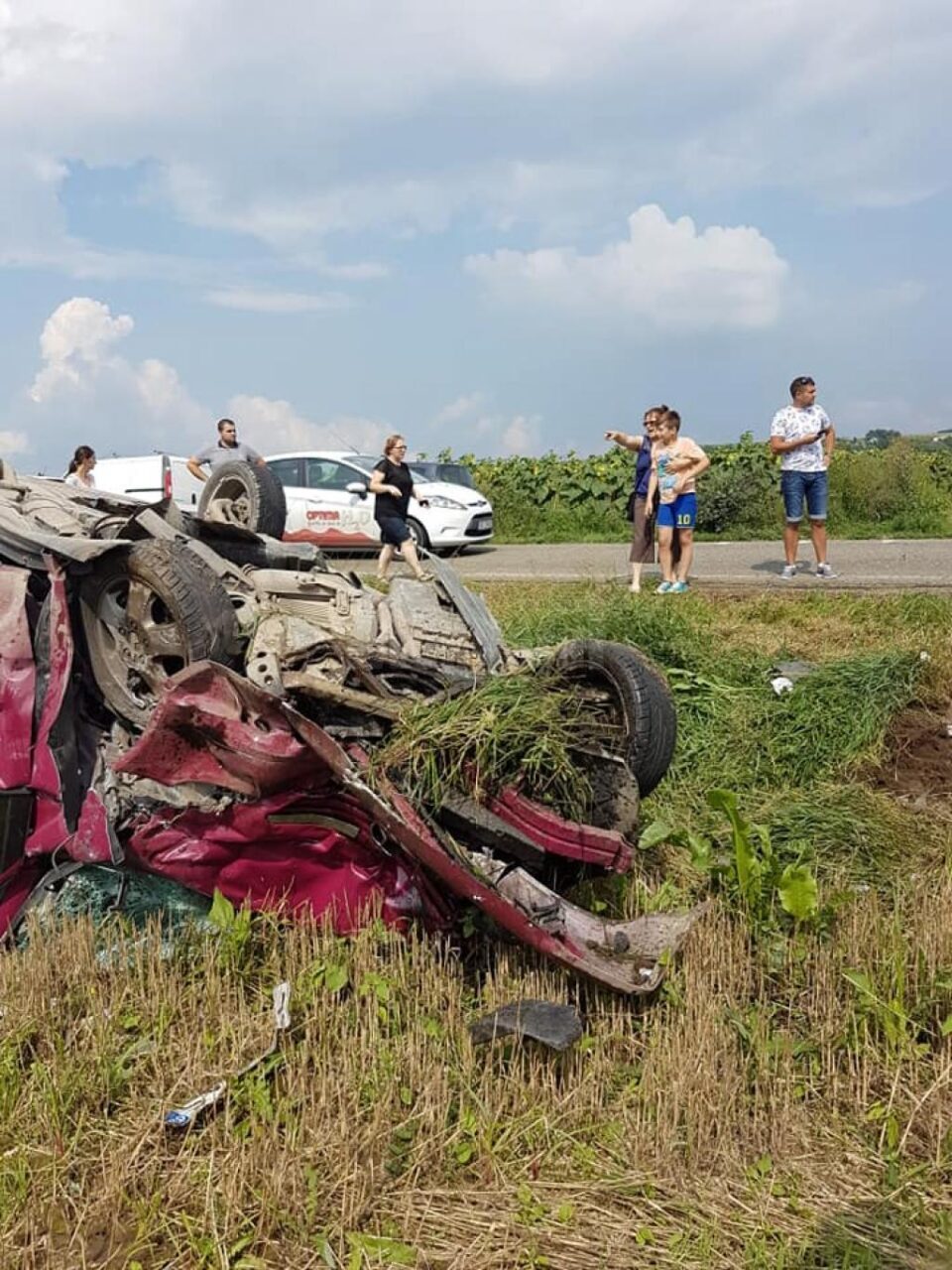 Una din mașini s-a răsturnat în afara drumului, fiind grav avariată