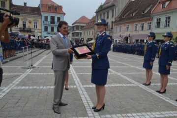 Secretarul de Stat Mircea Dușa i-a înmanat o distincție