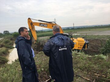 Intervenție la Boroaia, unde apele furioase au rupt circa 60 de metri din digul de protecție al râului Moldova