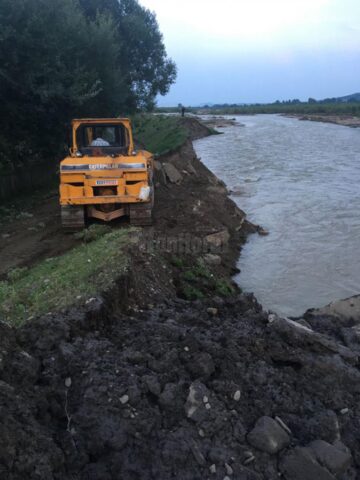 Lucrări la digul de protecție de la Vicovu de Sus