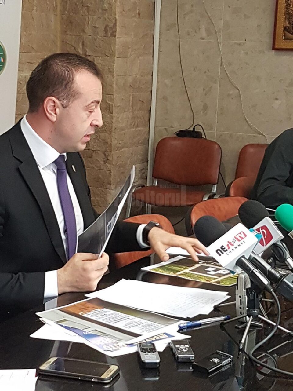 Tineri sancționați de Poliția Locală pentru lipirea ilegală a sute de afișe prin Suceava