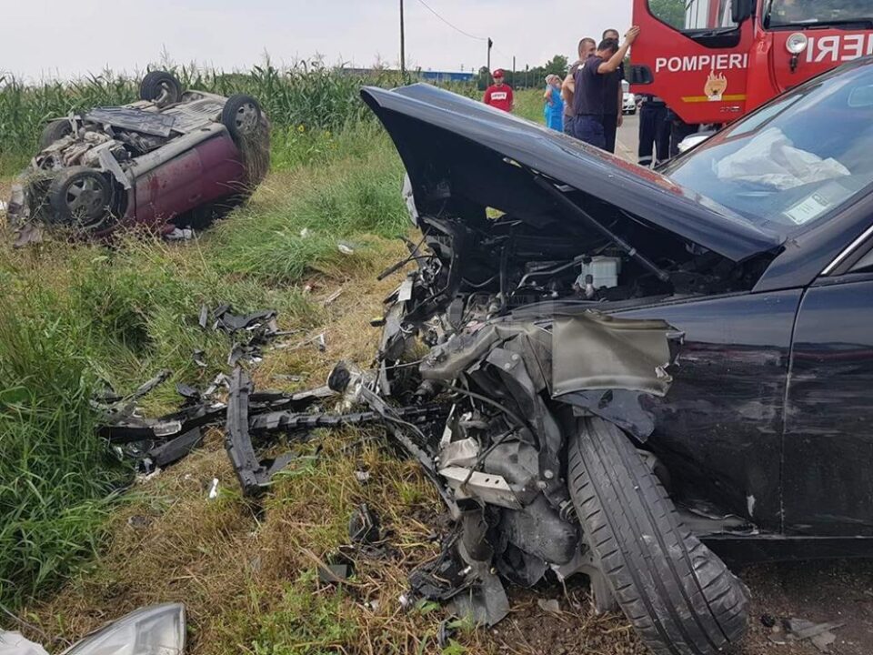 Cele două mașini s-au ciocnit frontal, cinci victime ajungând la spital