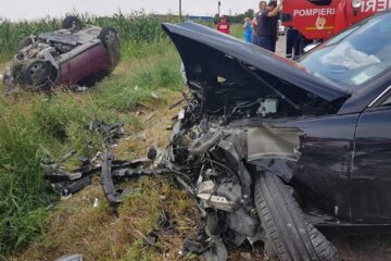 Cele două mașini s-au ciocnit frontal, cinci victime ajungând la spital