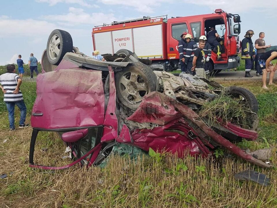 În urma impactului, una dintre mașini a fost proiectată în afara drumului, unde s-a răsturnat