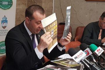 Viceprimarul Lucian Harșovschi a prezentat mai multe cazuri de afișe lipite ilegal de tinerii depistați cu ajutorul camerelor video de supraveghere