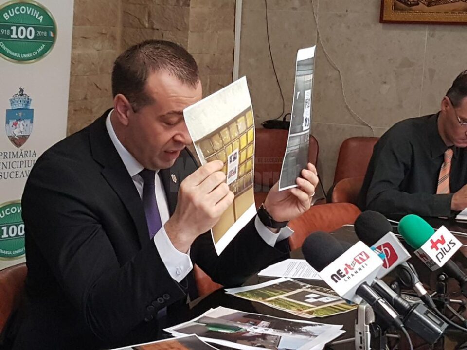 Viceprimarul Lucian Harșovschi a prezentat mai multe cazuri de afișe lipite ilegal de tinerii depistați cu ajutorul camerelor video de supraveghere