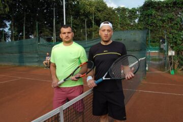 Ionel Șuiu (dreapta) s-a calificat în semifinalele de la Secundara -40 după victoria în trei seturi în fața câștigătorului de anul trecut, Dorin Cazaciuc