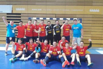 România, cu sucevenii Burlacu (al 4-lea din rândul de sus), Costea și Potera, ultimii doi din rândul de jos, merge bine la Campionatul Mondial Universitar