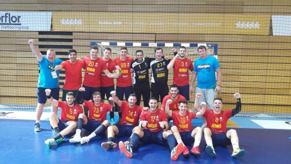 România, cu sucevenii Burlacu (al 4-lea din rândul de sus), Costea și Potera, ultimii doi din rândul de jos, merge bine la Campionatul Mondial Universitar România, cu sucevenii Burlacu (al 4-lea din rândul de sus), Costea și Potera, ultimii doi din rândul de jos, merge bine la Campionatul Mondial Universitar
