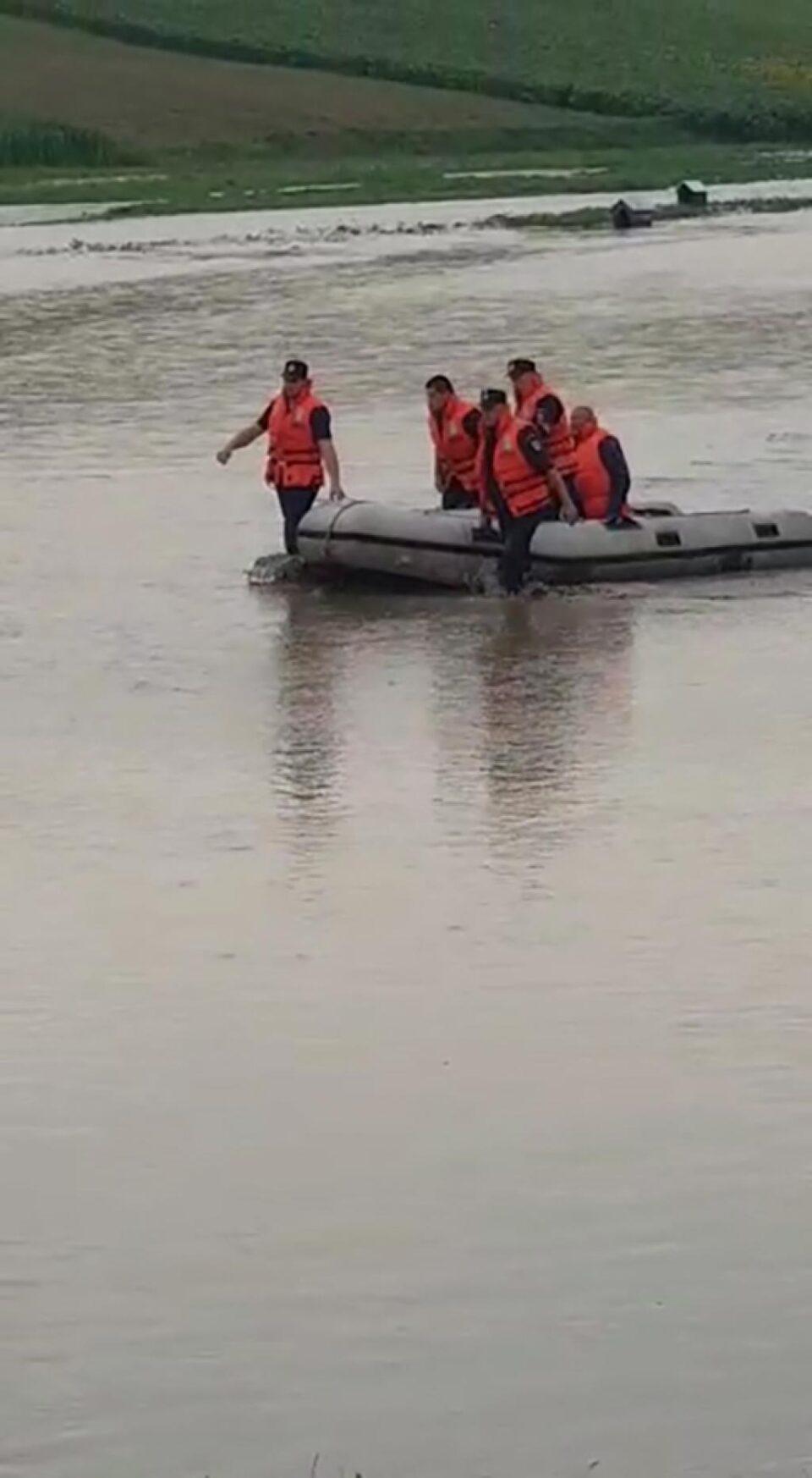 Ciobanul a fost salvat dintre ape cu ajutorul bărcii pneumatice