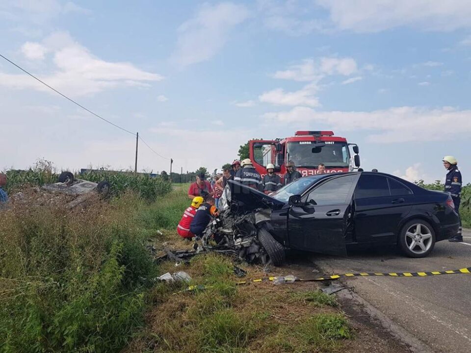 Accidentul s-a produs din cauza oboselii șoferului Mercedes-ului albastru, care a ațipit și a pătruns pe contrasens