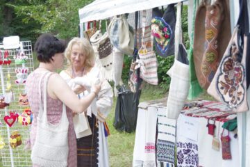 Peste 100 de meșteri populari din mai multe zone etnografice expun la Muzeul Satului Bucovinean