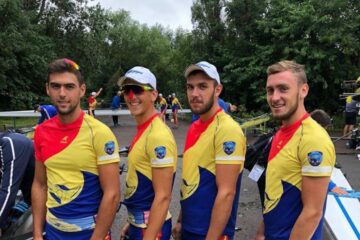 Cosmin Pascari(al treilea) alaturi de colegii din barca de 4 rame au purtat banderorele albe in semn de protest