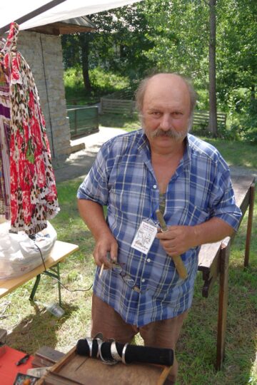 Peste 100 de meșteri populari din mai multe zone etnografice expun la Muzeul Satului Bucovinean