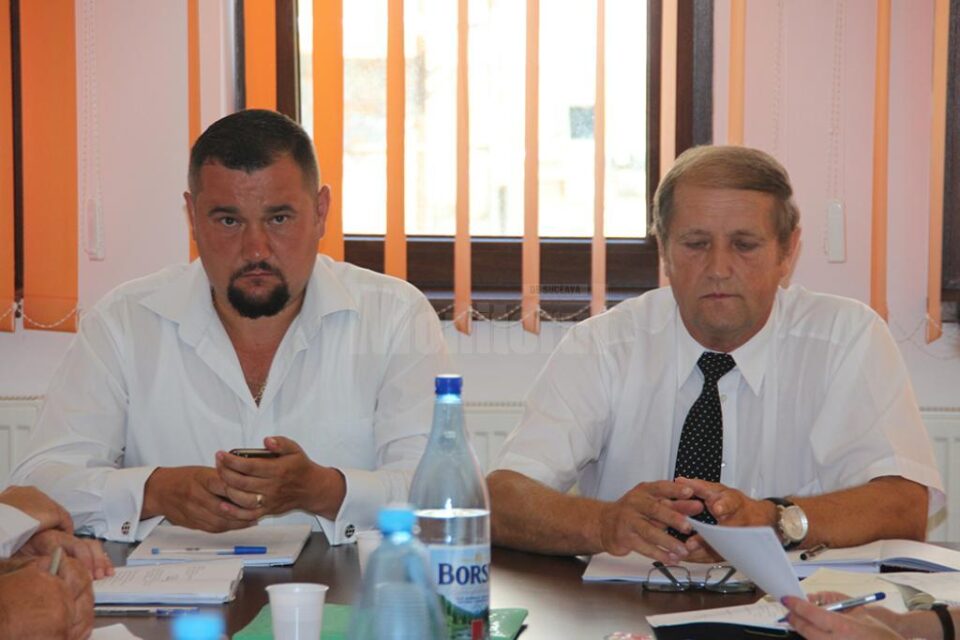 Radu Reziuc (stânga), alături de primarul Dănuț Solcan
