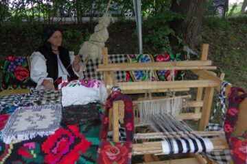 Peste 100 de meșteri populari din mai multe zone etnografice expun la Muzeul Satului Bucovinean