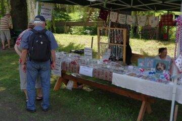 Peste 100 de meșteri populari din mai multe zone etnografice expun la Muzeul Satului Bucovinean