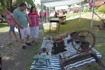 Peste 100 de meșteri populari din mai multe zone etnografice expun la Muzeul Satului Bucovinean