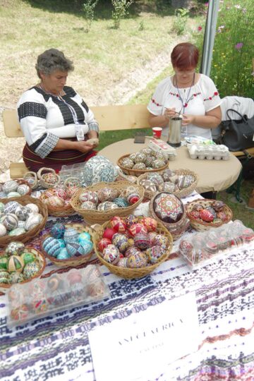 Peste 100 de meșteri populari din mai multe zone etnografice expun la Muzeul Satului Bucovinean