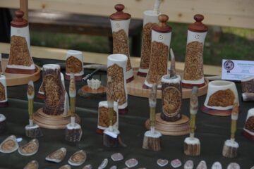 Peste 100 de meșteri populari din mai multe zone etnografice expun la Muzeul Satului Bucovinean