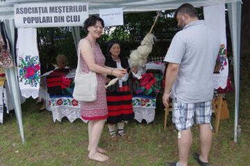 Peste 100 de meșteri populari din mai multe zone etnografice expun la Muzeul Satului Bucovinean
