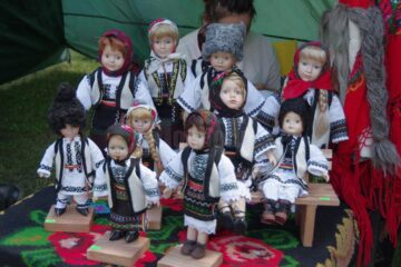 Peste 100 de meșteri populari din mai multe zone etnografice expun la Muzeul Satului Bucovinean