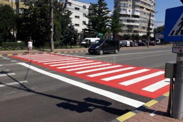 Noua trecere de pietoni este colorată într-un roșu intens, peste care au fost trasate dungile albe
