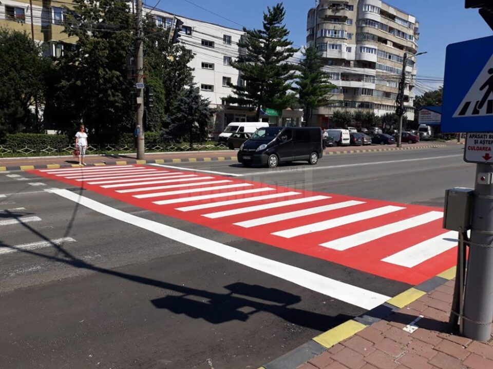 Noua trecere de pietoni este colorată într-un roșu intens, peste care au fost trasate dungile albe