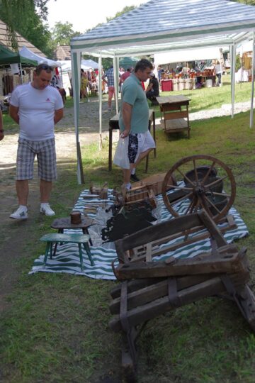 Peste 100 de meșteri populari din mai multe zone etnografice expun la Muzeul Satului Bucovinean