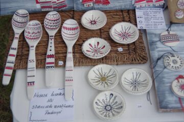 Peste 100 de meșteri populari din mai multe zone etnografice expun la Muzeul Satului Bucovinean