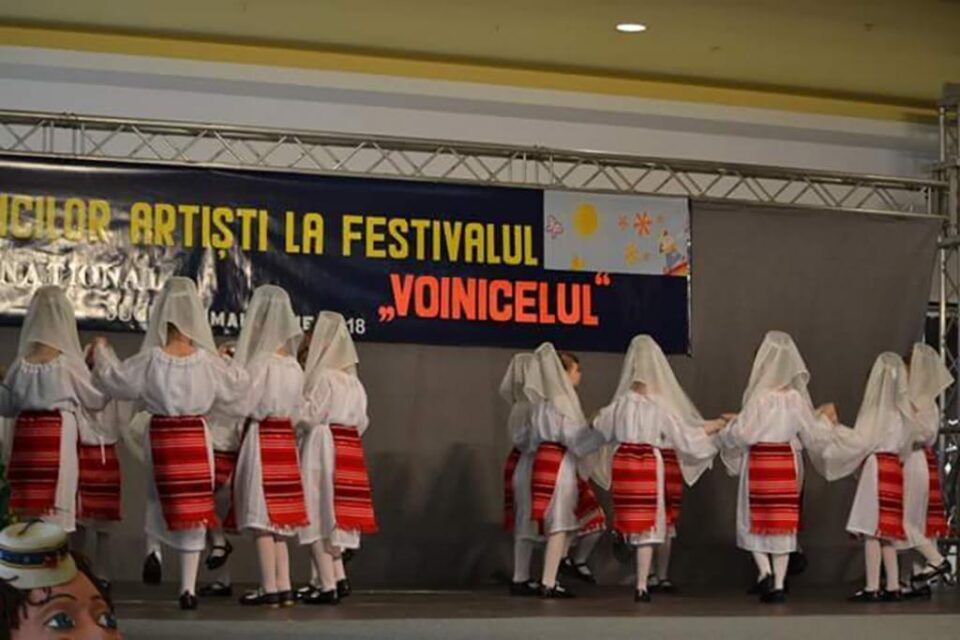 Formația „Micii românași" a obținut Trofeul „Voinicelul”