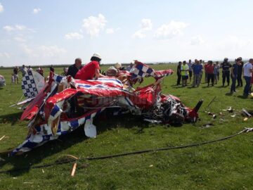 Două avioane s-au acroșat și s-au prăbușit de la o înălțime de 300 de metri pe Aerodromul din Frătăuți. Un pilot a murit, celălalt se află în stare gravă la spital