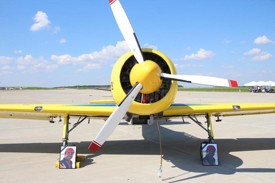 Avioanele au rămas la sol, având alături portretul comandorului Cornel Marinescuâ