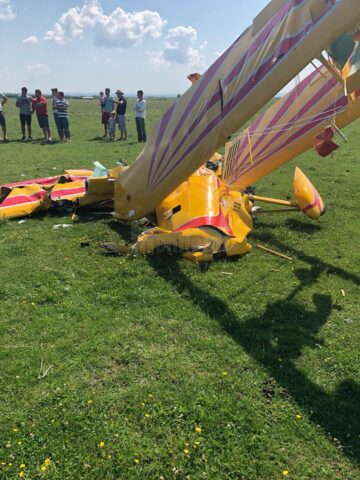 Două avioane s-au acroșat și s-au prăbușit de la o înălțime de 300 de metri pe Aerodromul din Frătăuți. Un pilot a murit, celălalt se află în stare gravă la spital