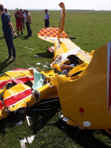 Două avioane s-au acroșat și s-au prăbușit de la o înălțime de 300 de metri pe Aerodromul din Frătăuți. Un pilot a murit, celălalt se află în stare gravă la spital