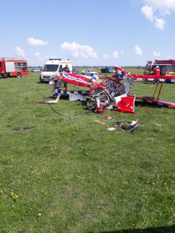 Două avioane s-au acroșat și s-au prăbușit de la o înălțime de 300 de metri pe Aerodromul din Frătăuți. Un pilot a murit, celălalt se află în stare gravă la spital