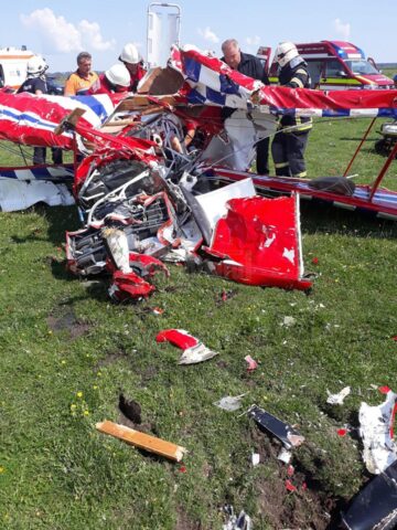 Două avioane s-au acroșat și s-au prăbușit de la o înălțime de 300 de metri pe Aerodromul din Frătăuți. Un pilot a murit, celălalt se află în stare gravă la spital