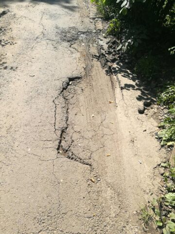 Locatarii din zona Leca Morariu au început să repare strada prin forțe proprii