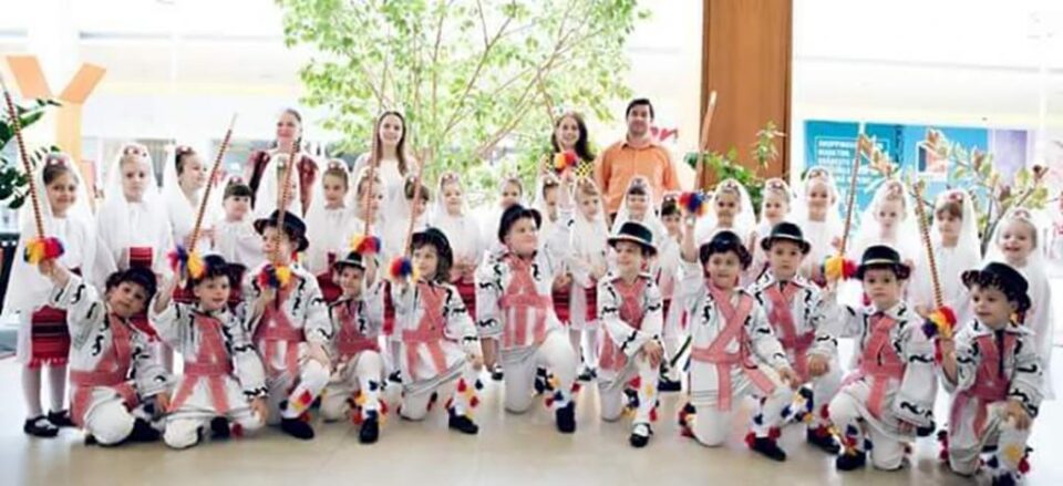 Formația „Micii românași" a obținut Trofeul „Voinicelul”