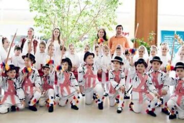 Formația „Micii românași" a obținut Trofeul „Voinicelul”