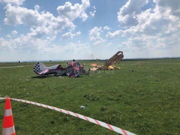 Două avioane s-au acroșat și s-au prăbușit de la o înălțime de 300 de metri pe Aerodromul din Frătăuți. Un pilot a murit, celălalt se află în stare gravă la spital