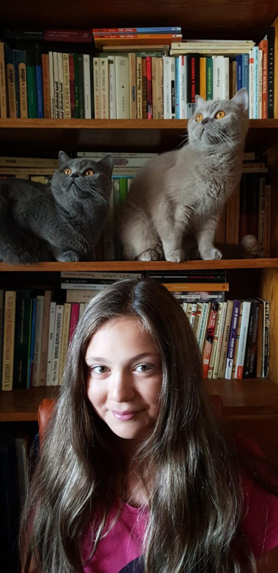 Theodora Ioana Balan, alături de pisicile sale, Masha și Brownie, surse de inspirație pentru povestea sa
