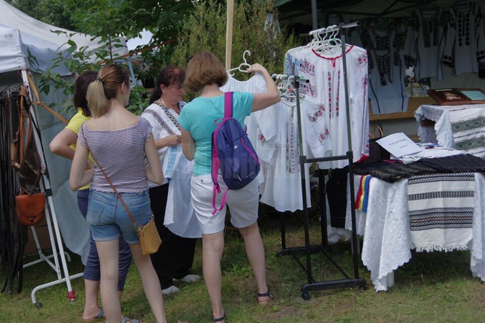 Număr record de vizitatori la Târgul meșterilor populari organizat la Muzeul Satului Bucovinean