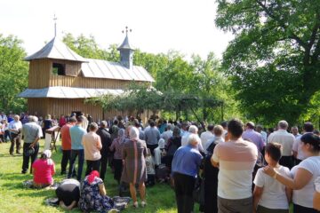 Credincioșii s-au adunat luni, de sărbătoarea Schimbării la Față, în curtea Bisericii Mănăstioara, la una dintre putinele slujbe de peste an