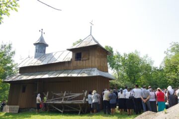 Clopotnița bisericii a fost adăugată mai târziu, fiind vizibilă întreruperea brâului sculptat din lemn de stejar
