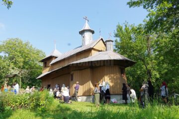 Biserica a fost învelită într-un strat de scândură, la începutul secolului trecut, pentru a fi protejată de intemperii